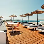 The George Mykonos Platísz Jalósz